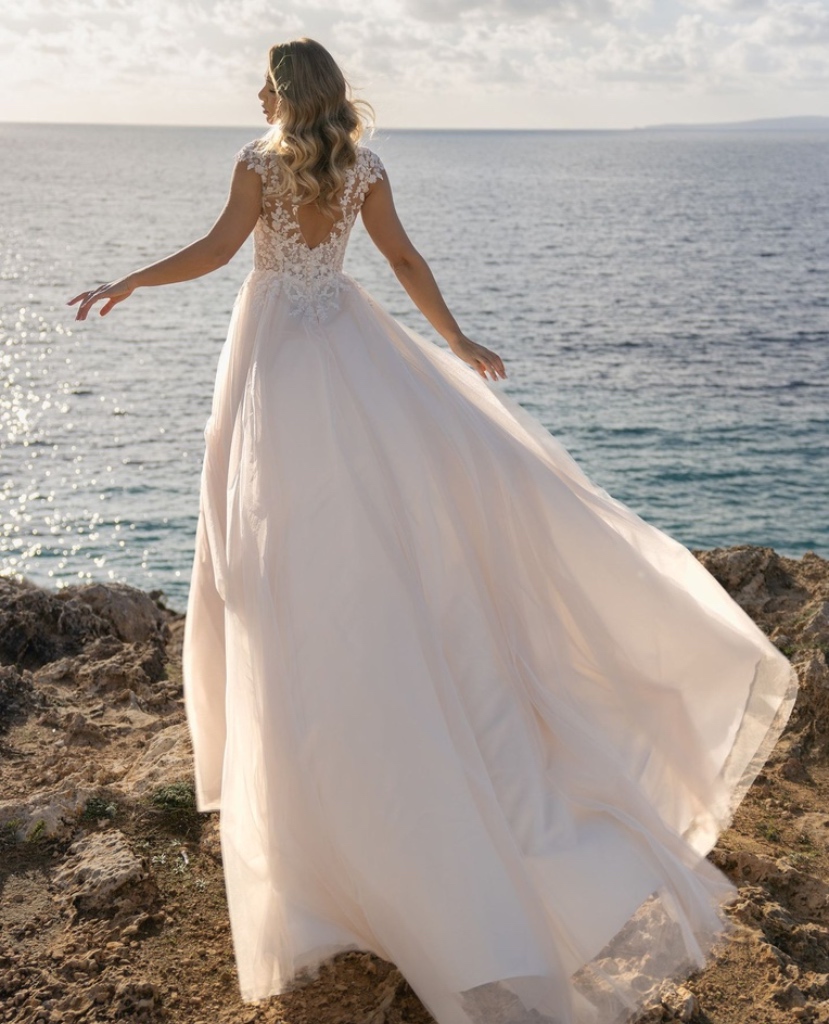 Luftiges A-Linien Brautkleid mit tiefem V-Rückenausschnitt aus Spitze und leichtem Tüllrock, ideal für eine Strandhochzeit, vom Brautladen Brittanja aus Moers.