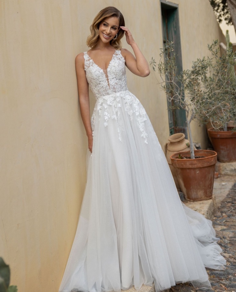Romantisches A-Linien Boho-Brautkleid mit floraler Spitze am Oberteil und zarten Trägern im Off-Shoulder-Stil, vom Brautladen Brittanja aus Moers.