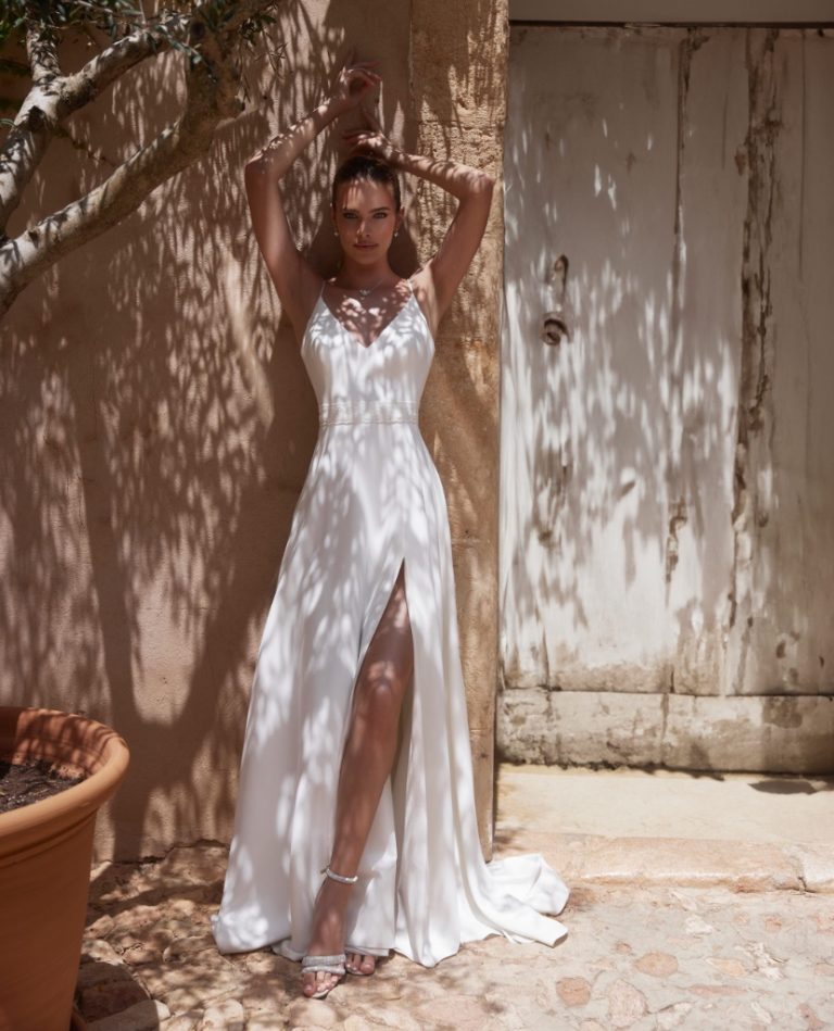 Leichtes A-Linien-Brautkleid für das Standesamt mit Spaghettiträgern, V-Ausschnitt und einem hohen Beinschlitz aus fließendem Chiffon, vom Brautladen Brittanja aus Moers.